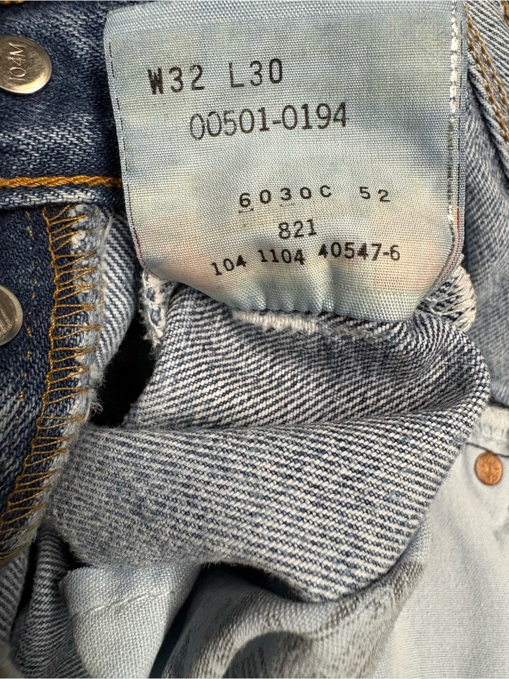 Vintage Levi's 501 Medium Wash Button-Fly Blue Jeans - Y2K - Picture 7 of 15
